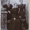 Fra album tilhørende Hilda Maria Karlsson, Stockholm 1895 - Fotograf Wahlstrøm & Søderqvist, Linde, Kopparberg (4) Ida, Beata, Faster Hild (Faster Eva) – Kopi